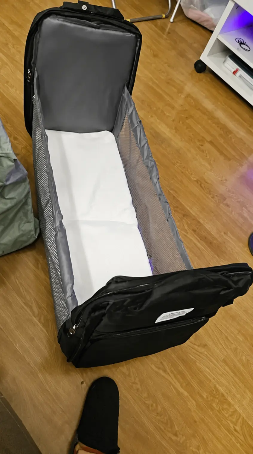 Reviewfoto van volledig uitgeklapte BabyGo Luiertas op vloer